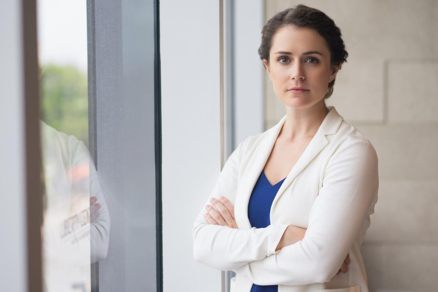 Réunion stratégique avec graphiques financiers